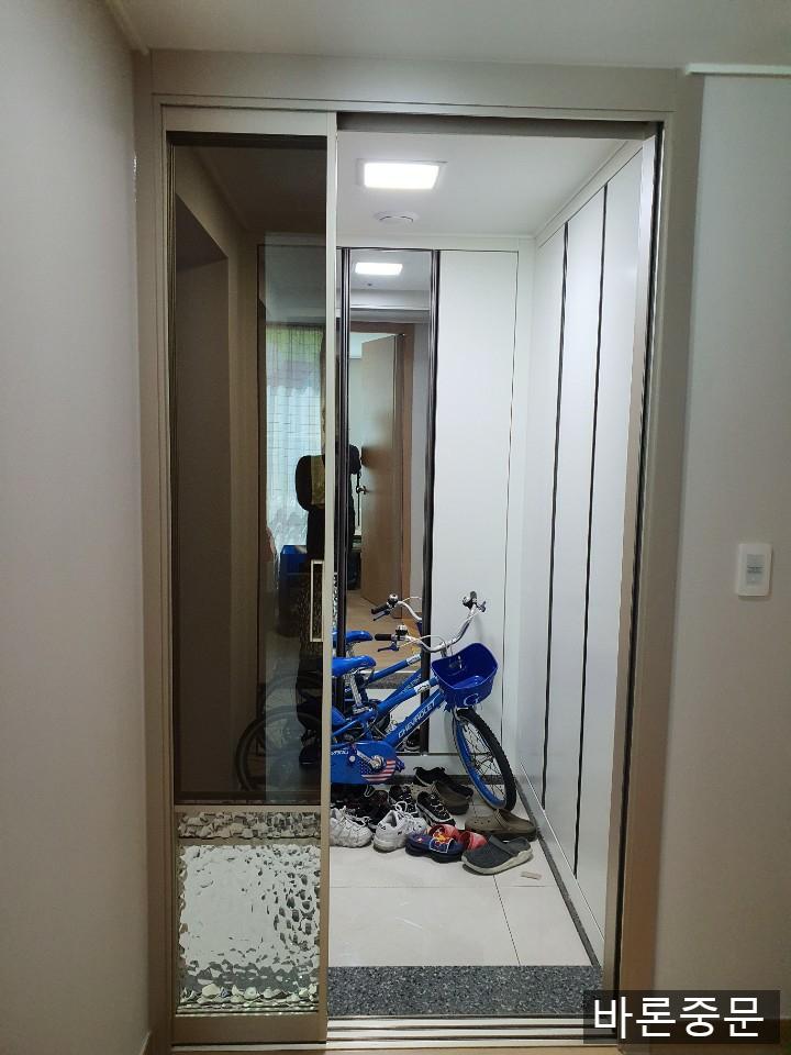 돌무늬 패턴 패널이 보이는 도어 하단부