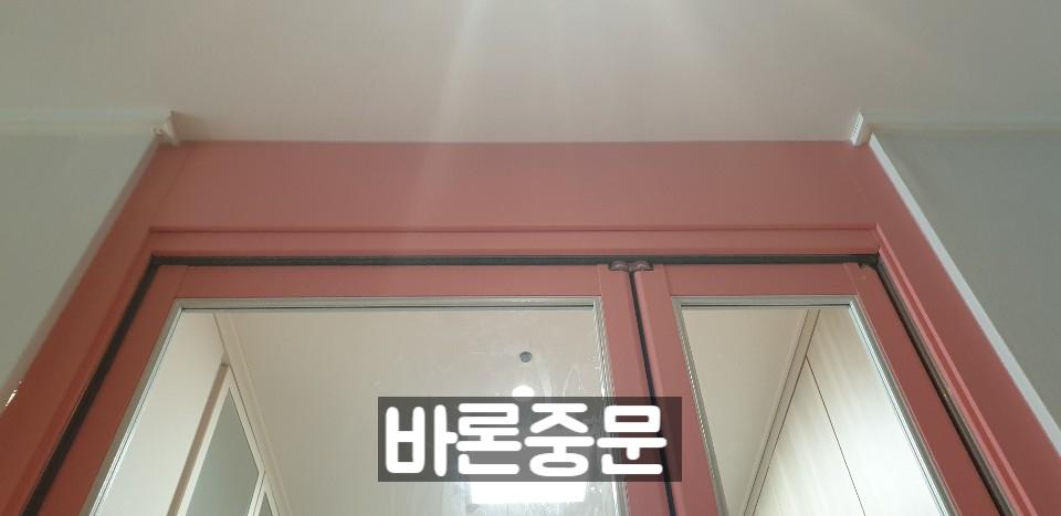 핑크색 도어 프레임과 유리 패널 근접 샷