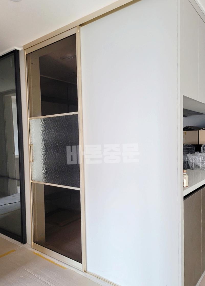 투명 유리가 적용된 흰색 슬라이딩 도어 설치 과정