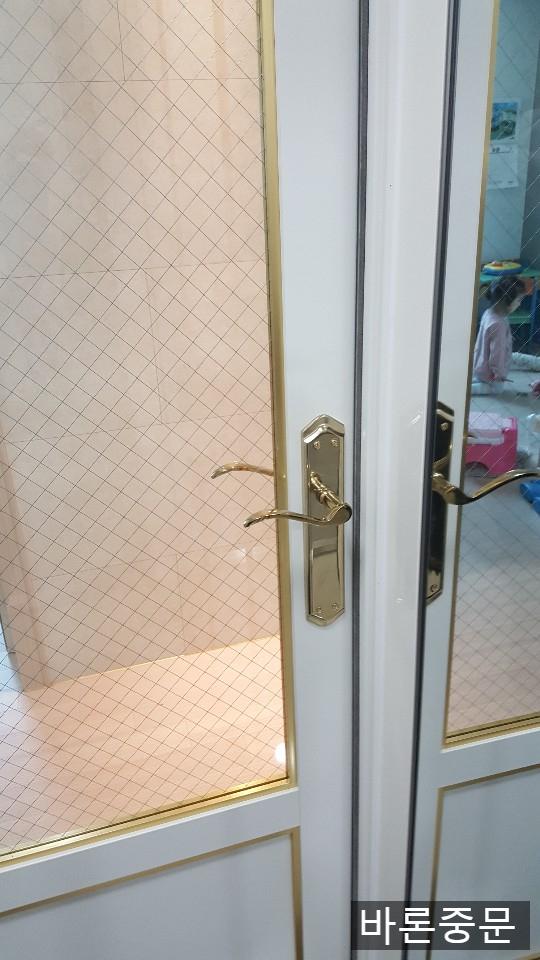도어 상부 힌지와 프레임 연결 부위