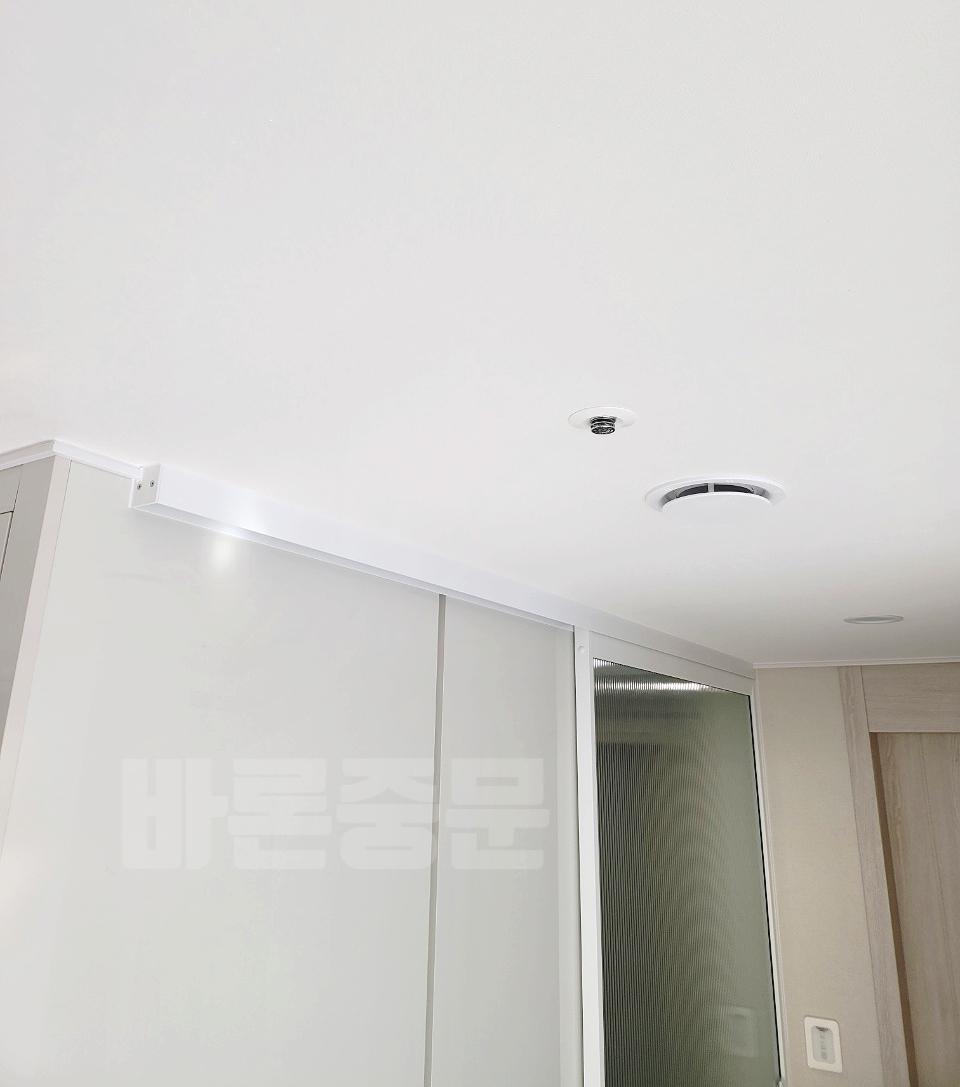 화이트 상판 수납장과 투명 유리 도어의 완성 모습