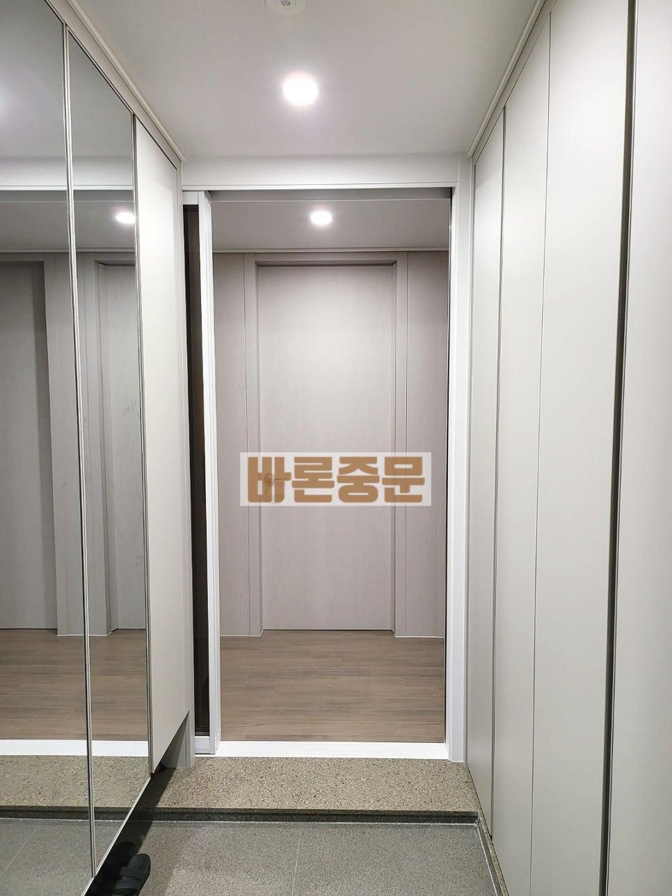 수납장 옆 복도 공간의 프레임 고정 작업