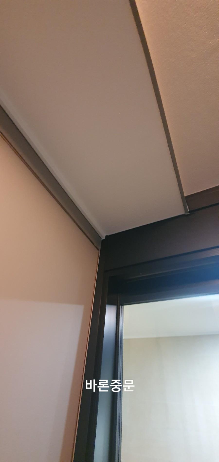 실내 천장과 벽면 상단 마감 부위