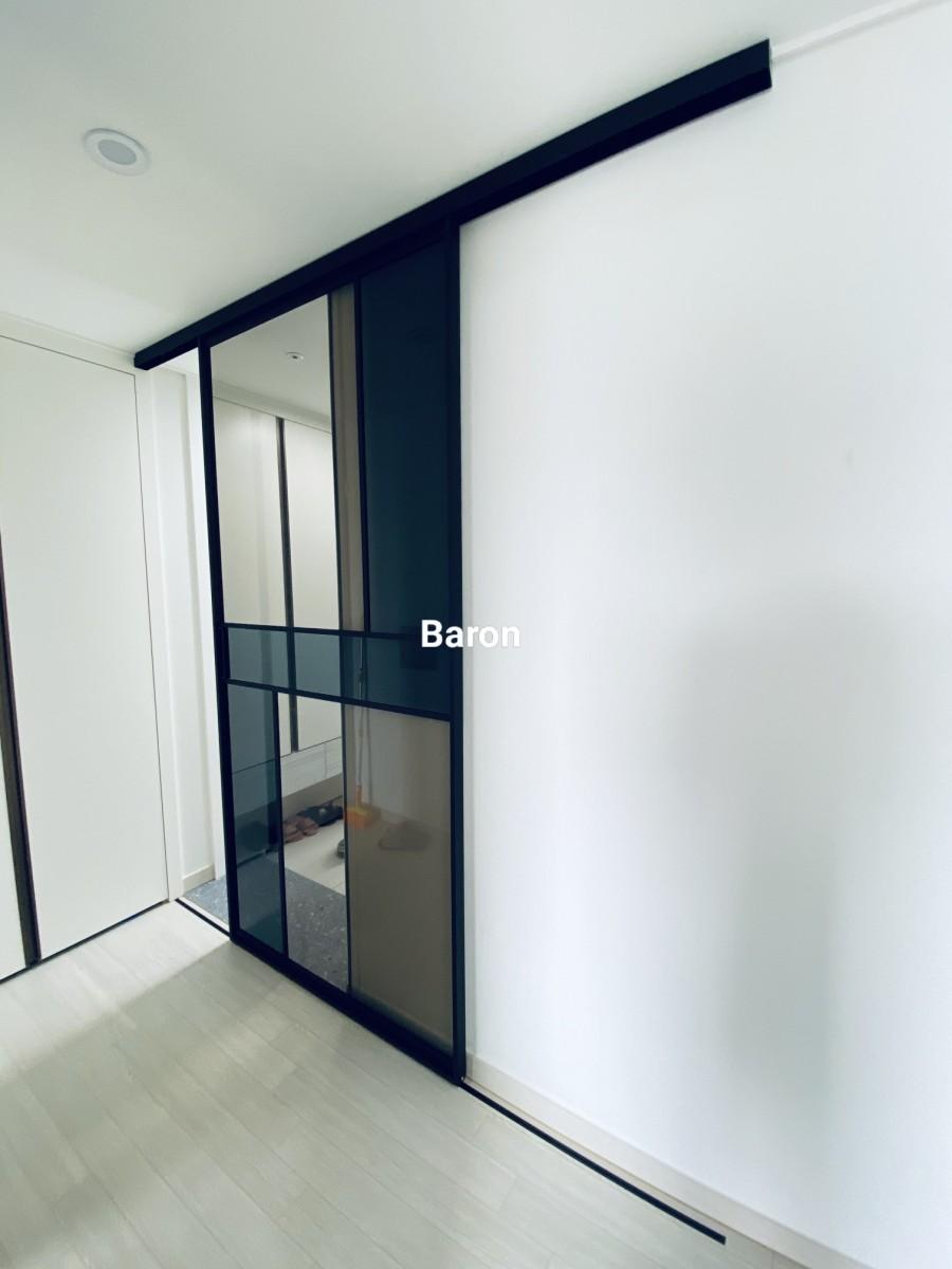 블랙 프레임과 포인트 유리가 적용된 복도 전경