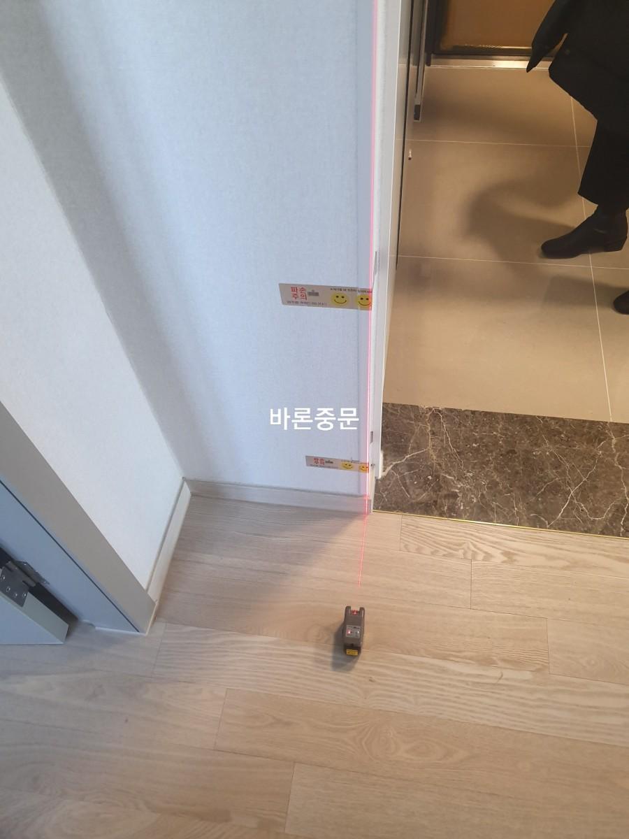 현관 바닥에 가이드 라인을 설정하는 과정