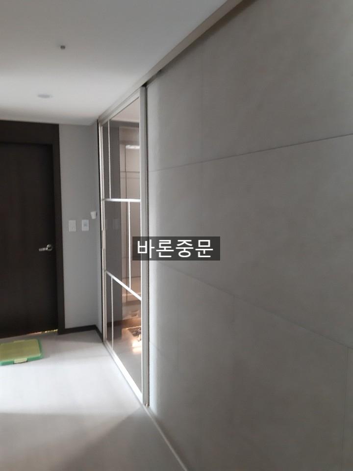 슬라이딩 도어가 설치되어 벽면과 맞닿은 모습