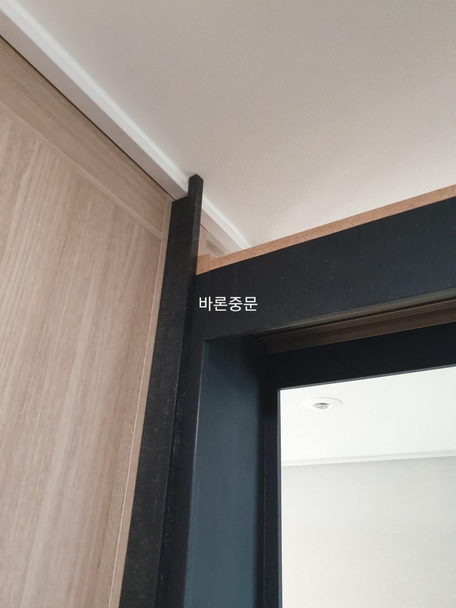 문틀 상단 프레임과 천장 마감 디테일