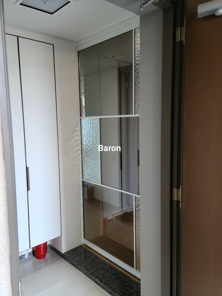 수납장과 중문 프레임이 인접한 시공 현장