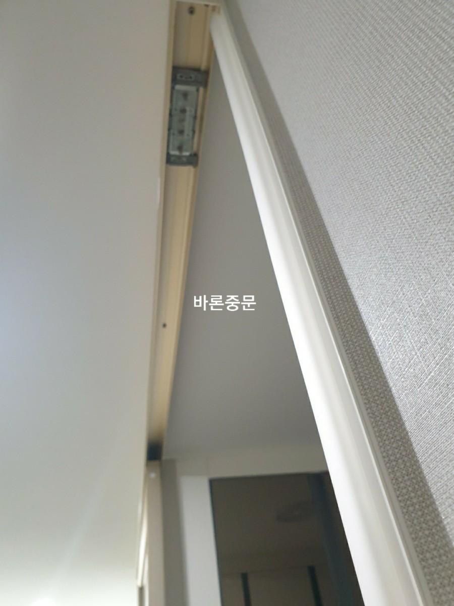 상부 레일과 프레임의 결합 부위