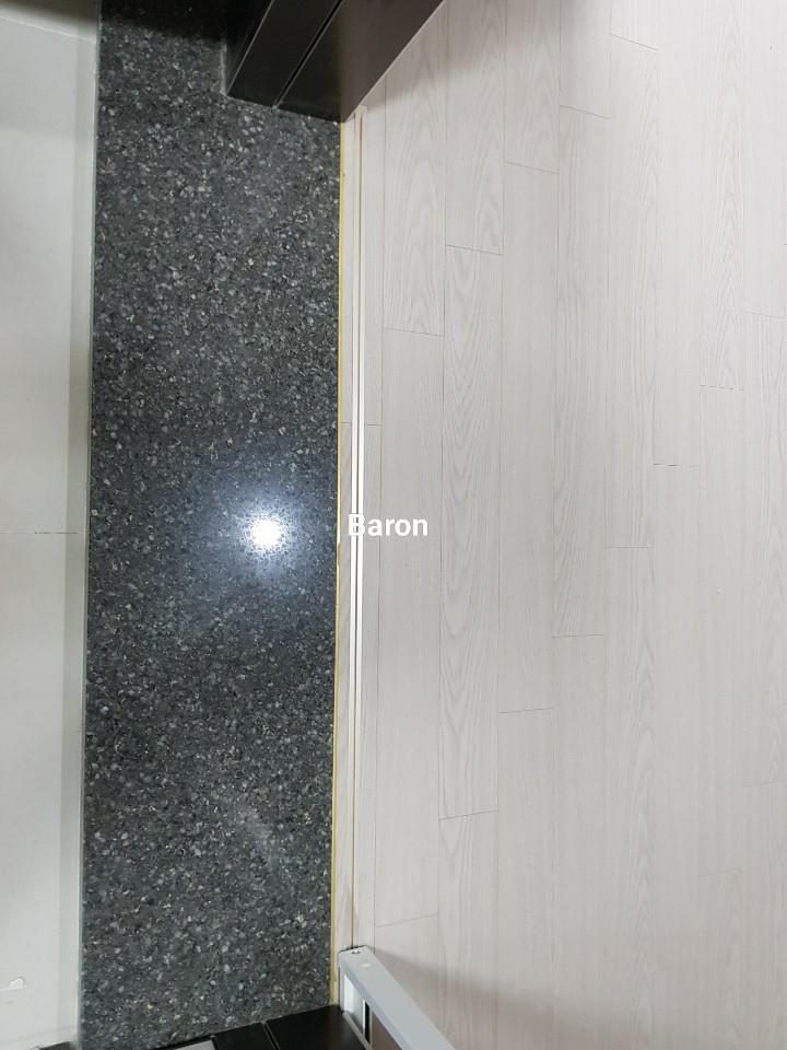 석재 벽면과 목재 바닥재의 접합부 디테일
