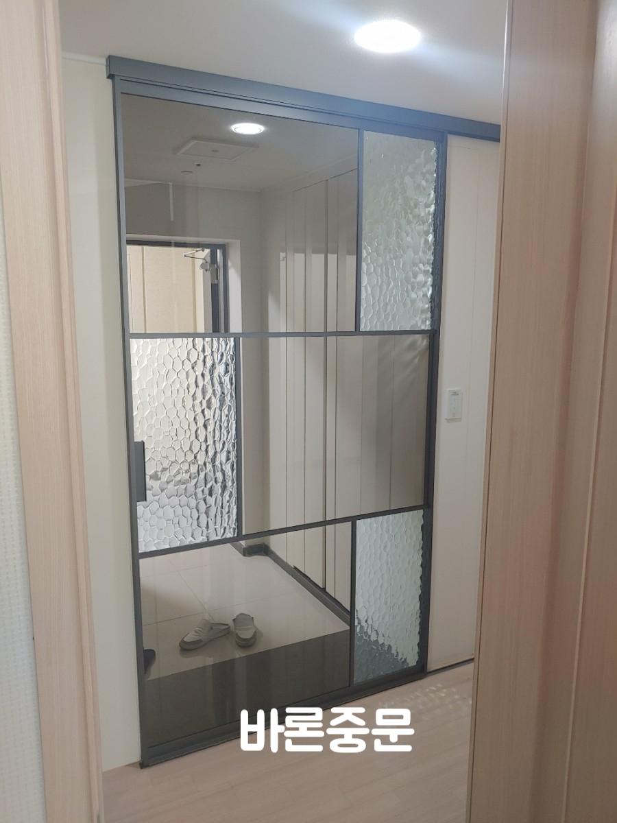 헥사곤 패턴 유리가 적용된 현관 중문의 정면