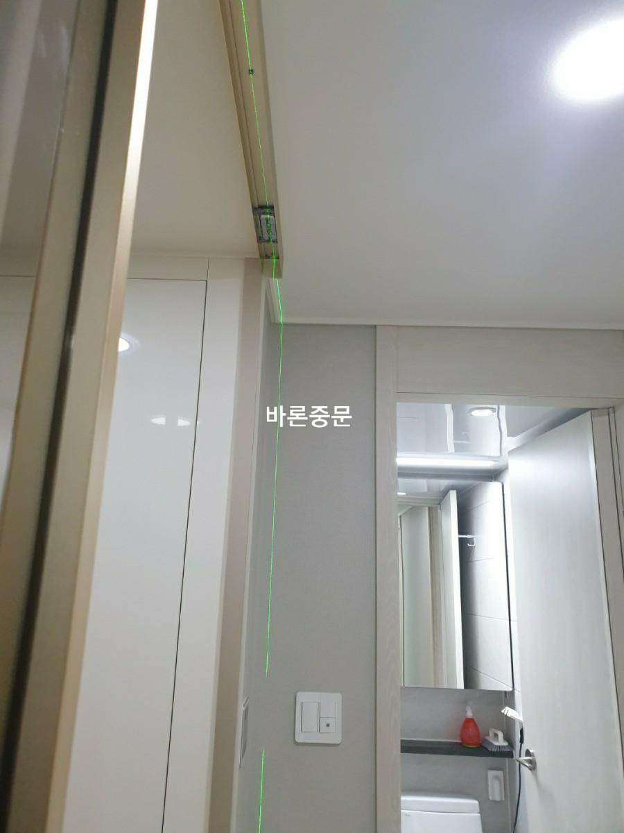천장 점검구와 매립등이 보이는 상부 마감