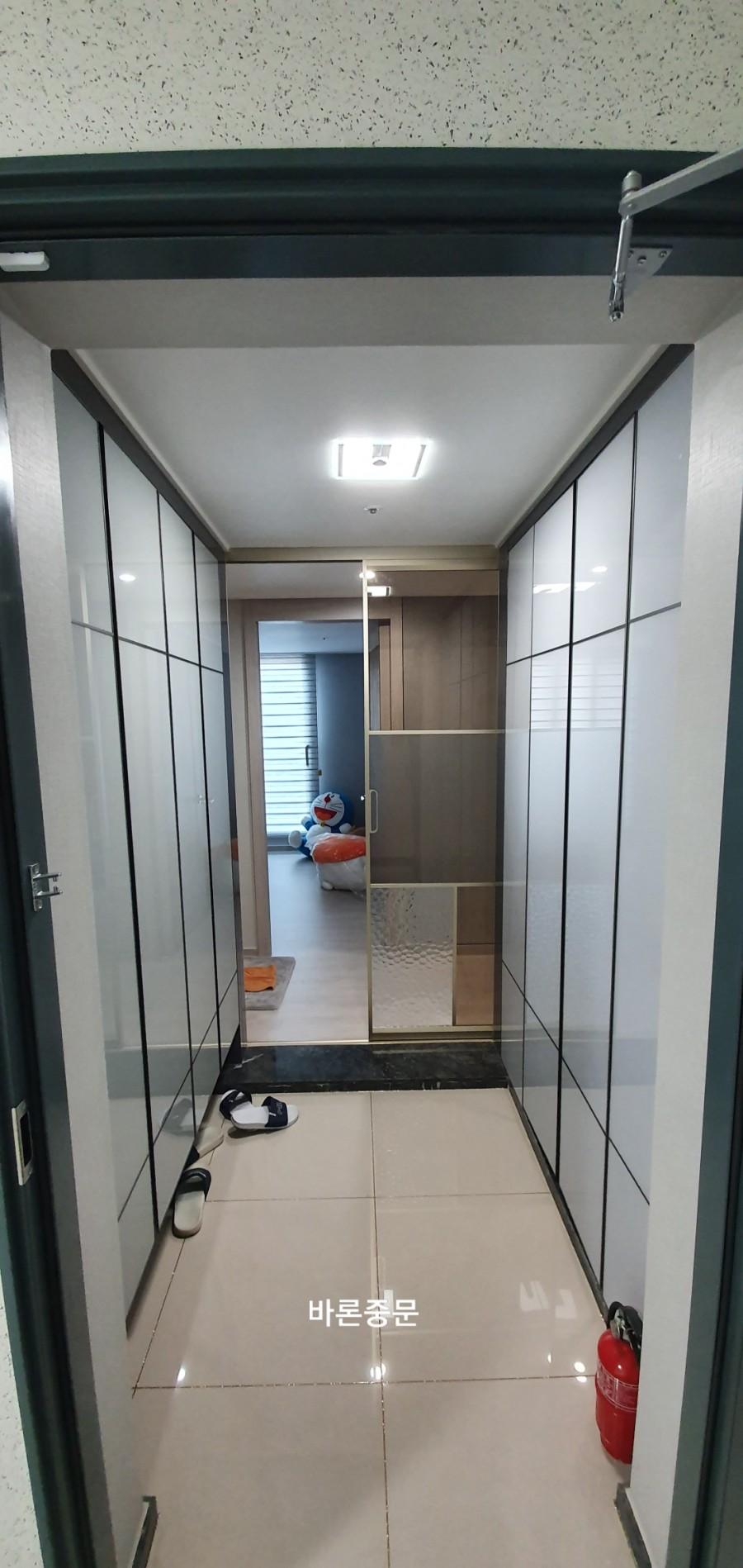 수납장과 슬라이딩 도어가 배치된 현관 공간