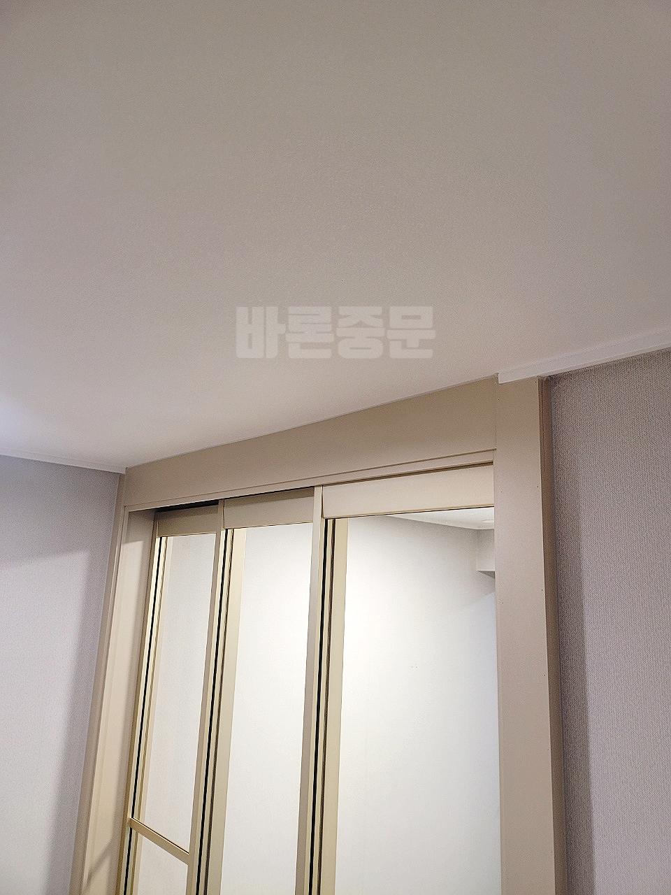베이지 컬러 도어가 설치된 공간의 완성 모습
