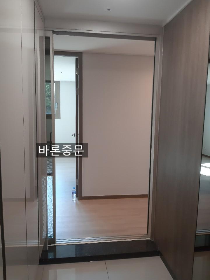 베이지색 벽면과 조화를 이루는 도어 배치