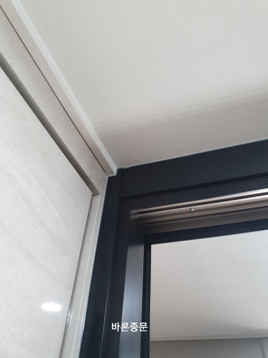 검은색 도어 프레임 상부 마감 근접 샷