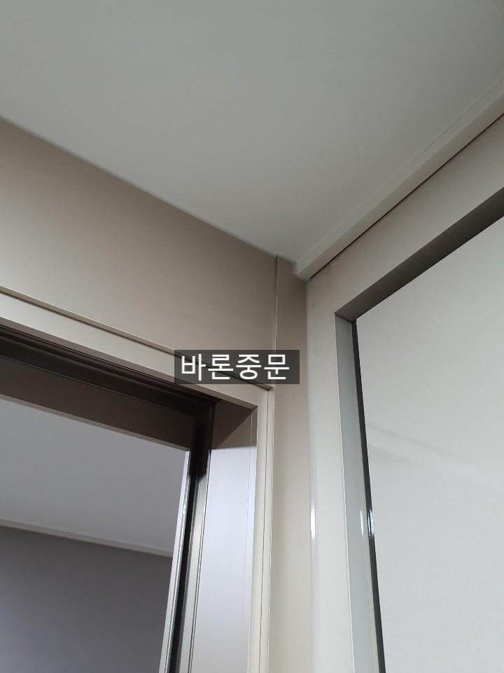 문틀과 벽면의 접합부 밀착 상태 확인