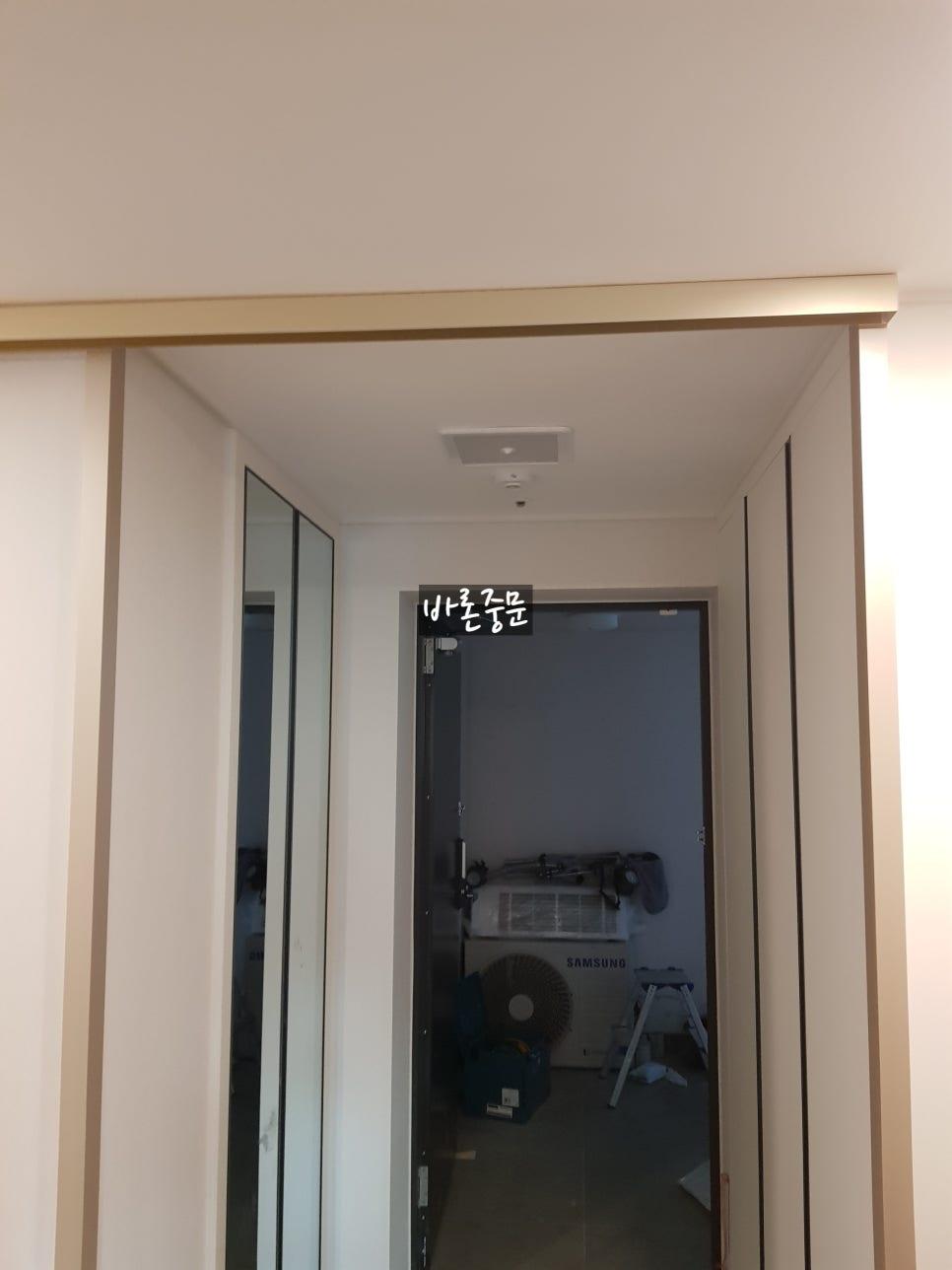 천장 조명과 마감 상태를 확인하는 복도