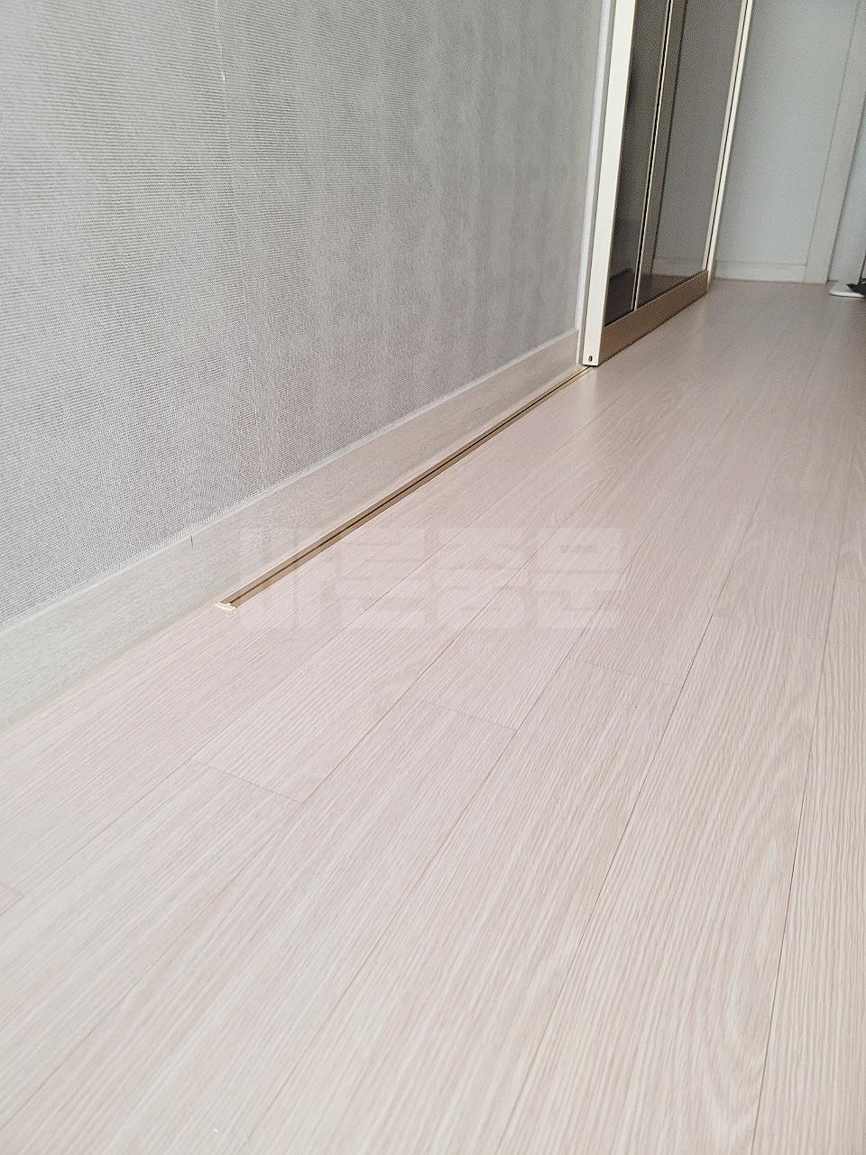 바닥에 깔끔하게 설치된 금속 트랙 부분