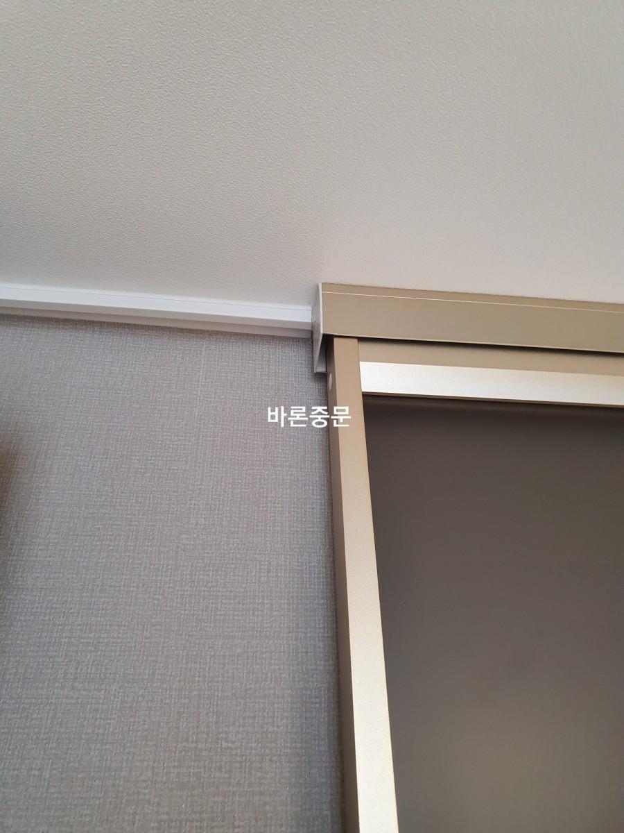 천장과 도어 상단 프레임의 밀착 마감 디테일