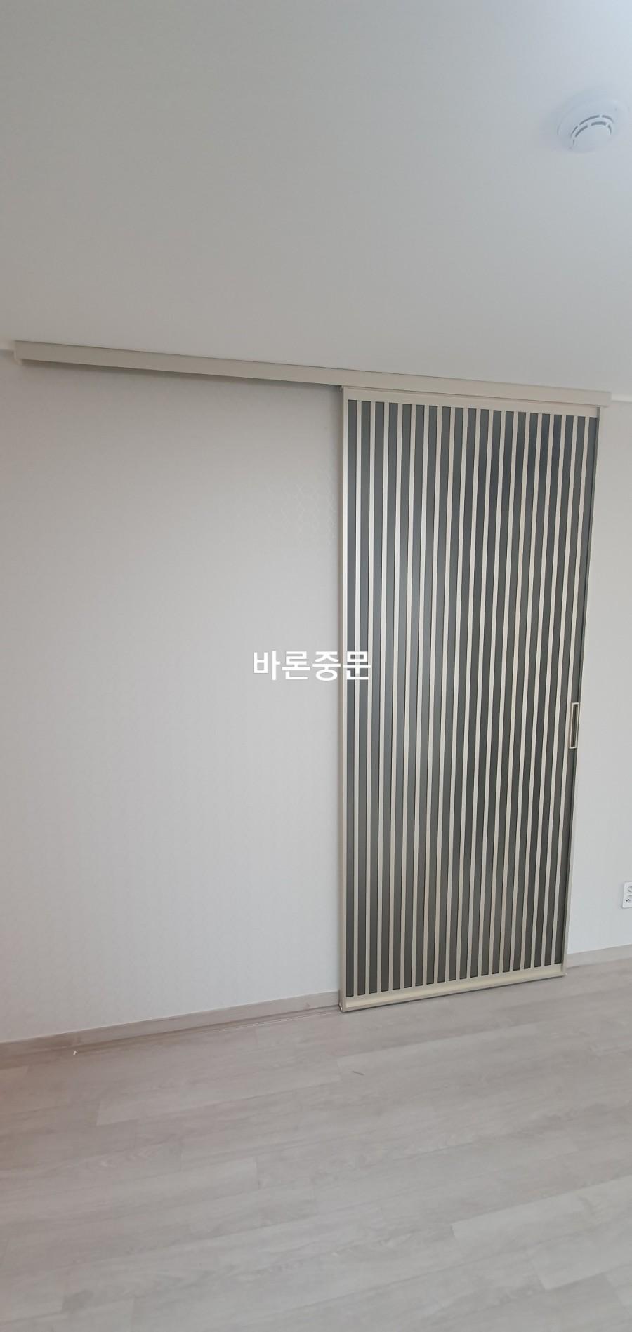 슬라이딩 도어의 기본 고정 완료 상태