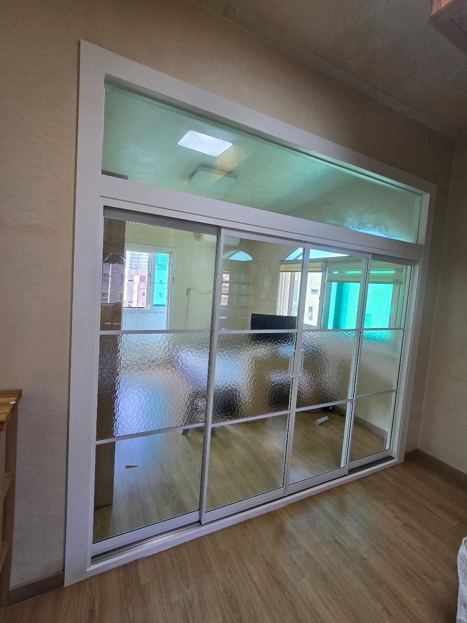 투명한 유리가 빛나는 깨끗한 드레스룸 완성샷