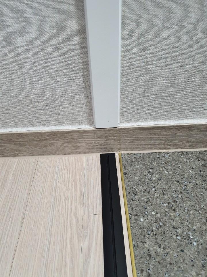바닥재와 문틀이 만나는 하단 디테일