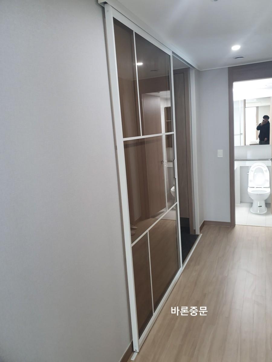 중문 설치 후 다른 각도에서 본 마감 상태