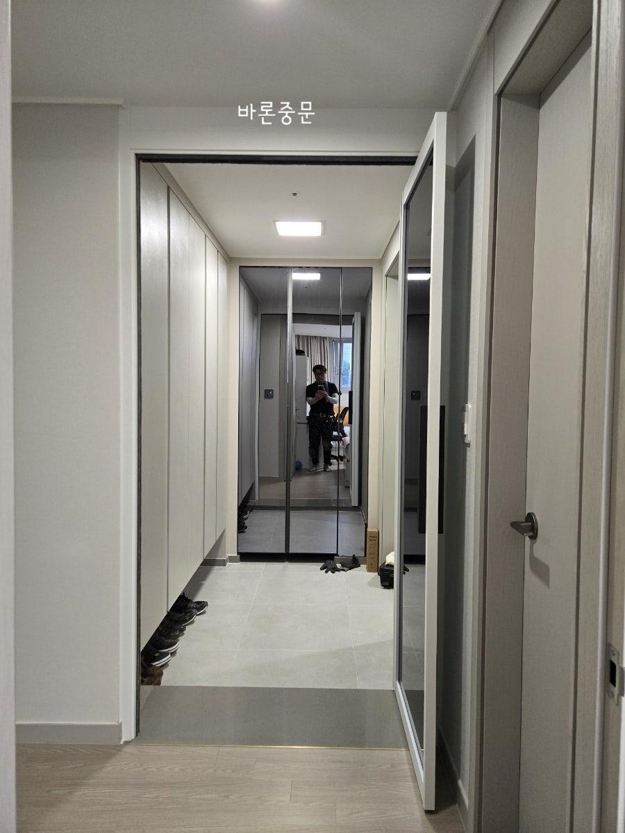 새로운 변화를 기다리던 깨끗한 현관 시공 과정