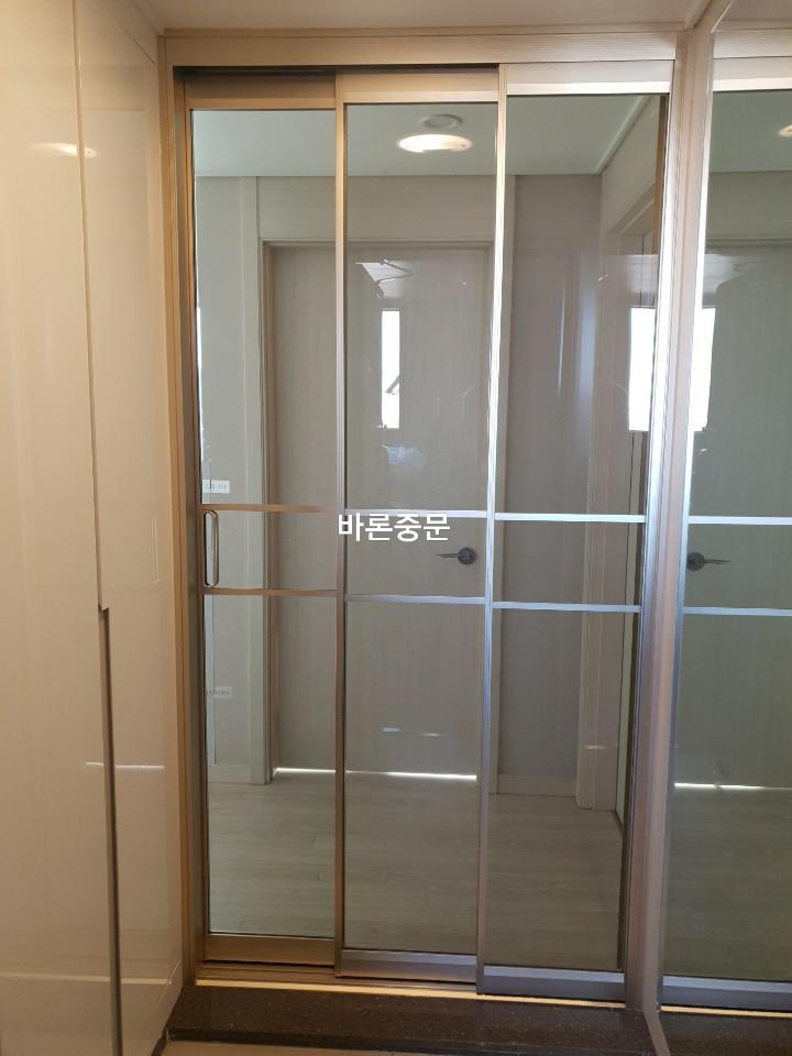 강화유리 패널이 적용된 도어의 레일 구조