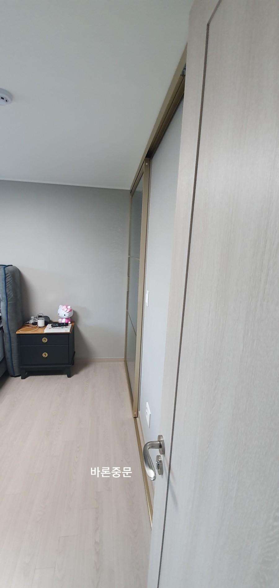 바닥재와 수납장이 보이는 실내 인테리어 전경