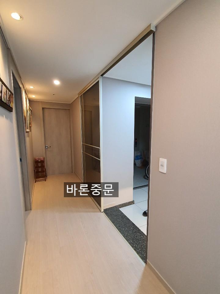 LED 조명이 설치된 천장 아래의 중문 설치 위치