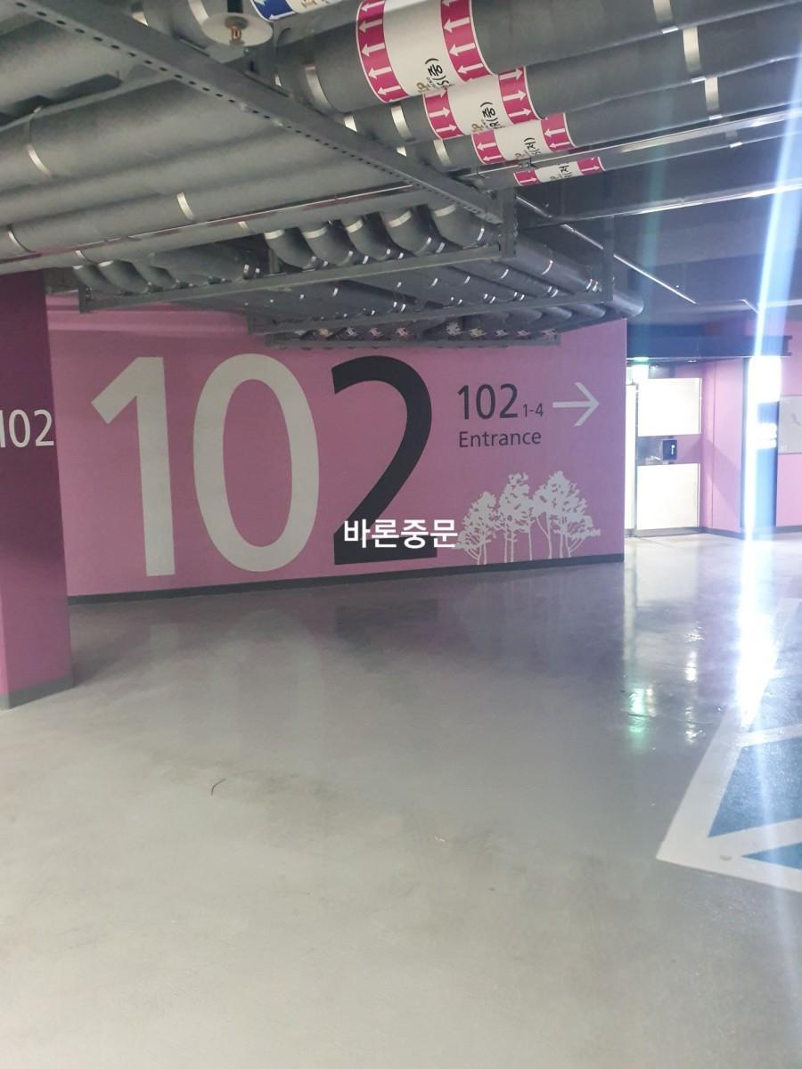 배관이 노출된 공동 현관 진입로 모습