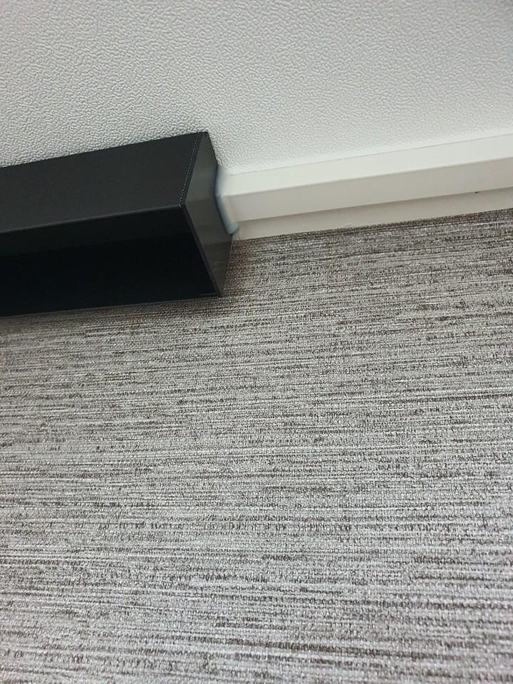 검은색 가구 하단과 바닥재의 경계선