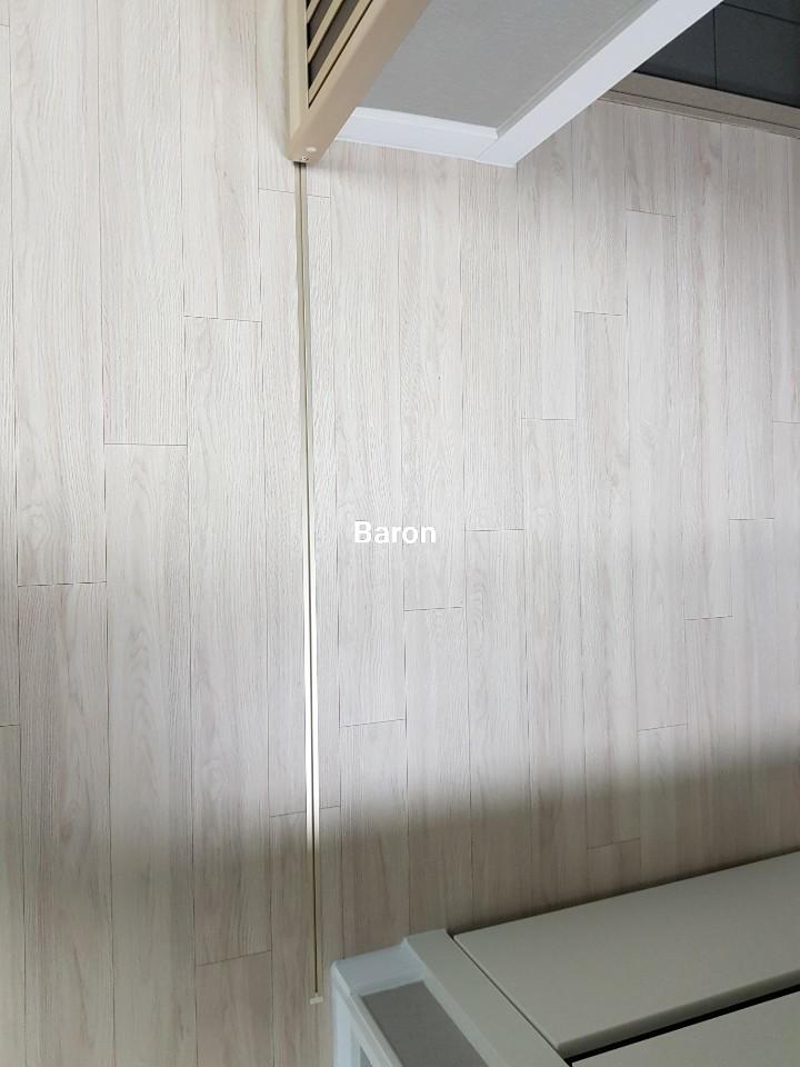 목재 패턴 바닥재와 벽면이 만나는 접합부