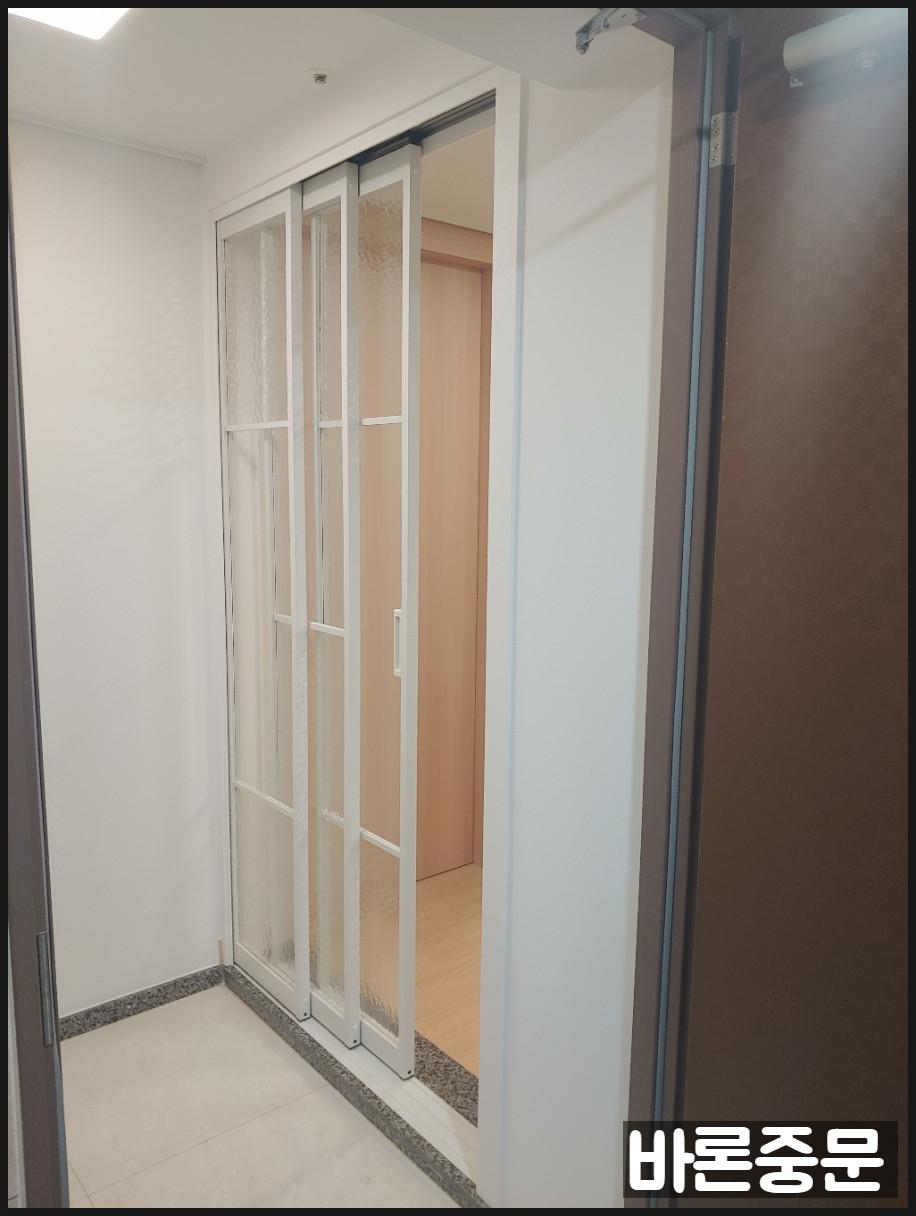 투명 유리 패널의 슬라이딩 도어가 있는 실내