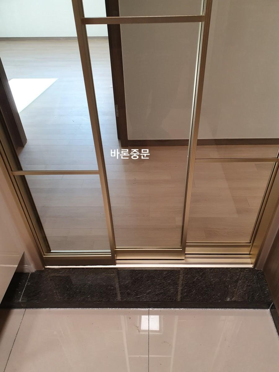 샴페인골드 프레임과 강화브론즈 유리가 적용된 현관 전경