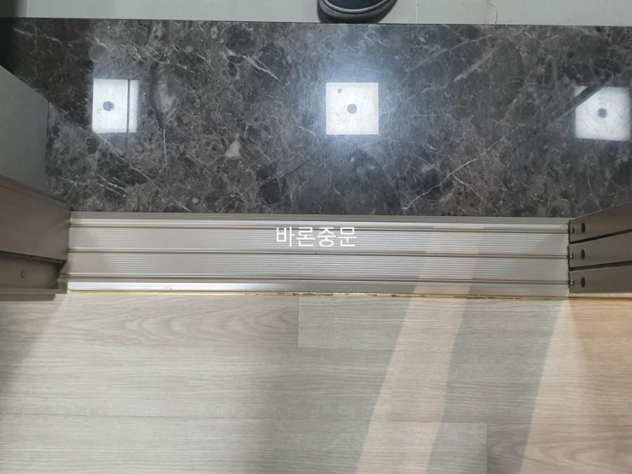 마블 바닥과 목재 마루 사이에 설치된 중문 완성 모습