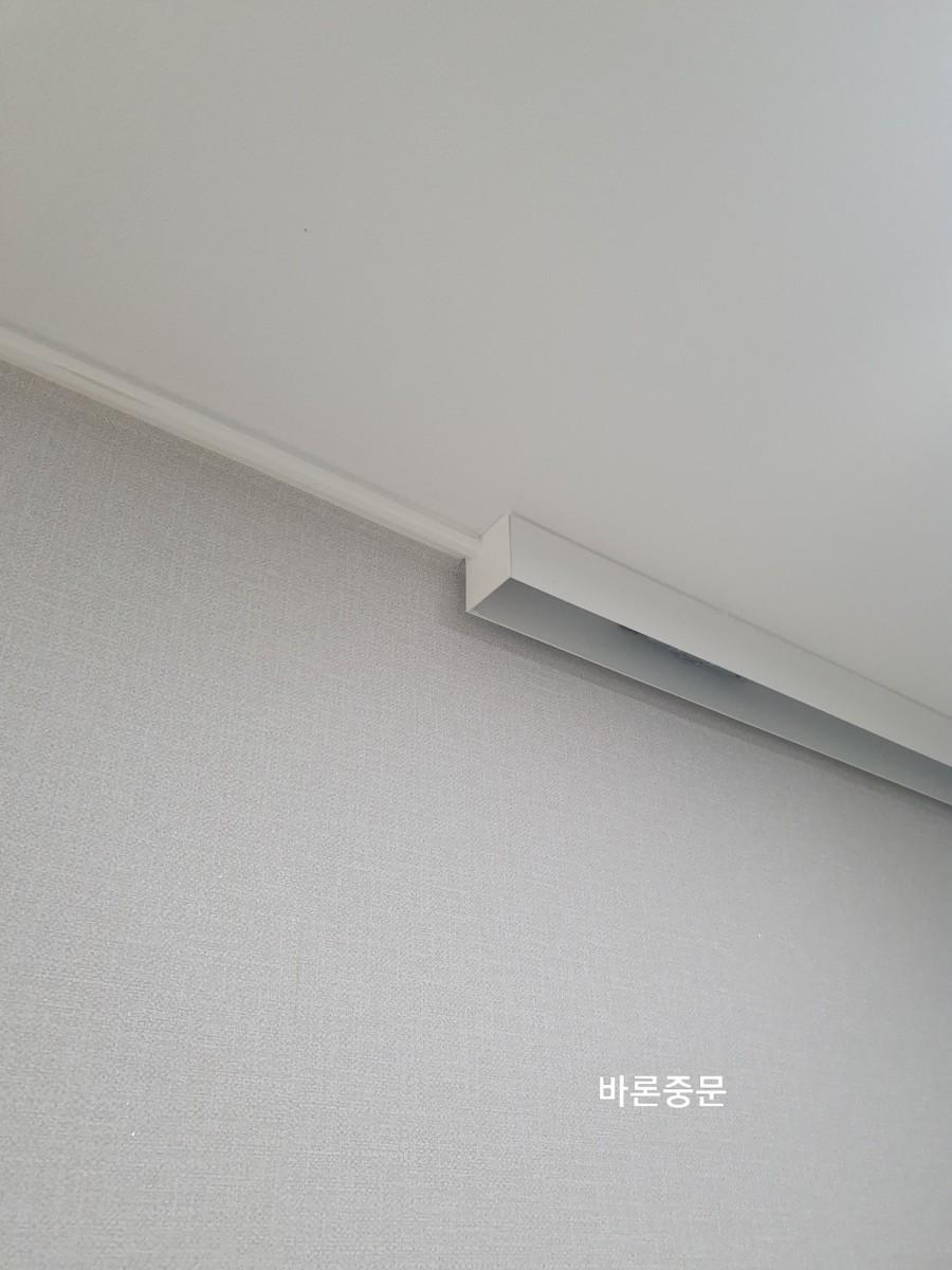 천장과 벽면 접합부의 조명 장치