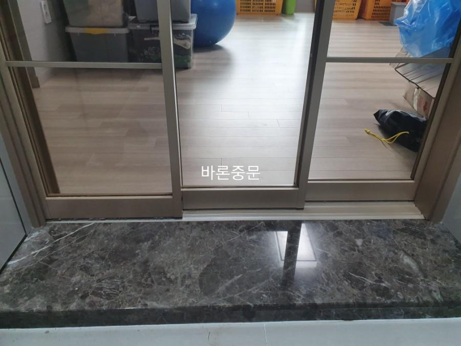 현관 쪽에서 바라본 브론즈강화유리 중문
