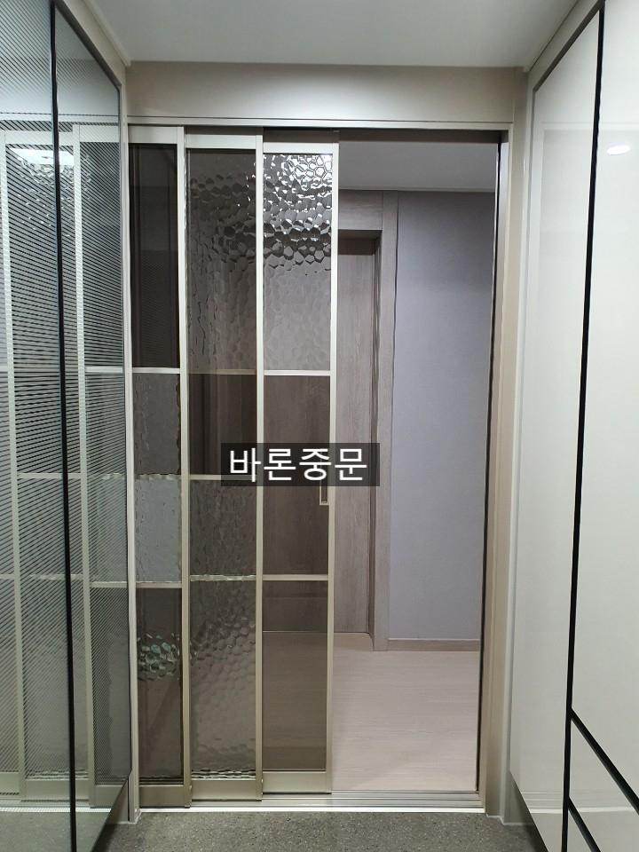 허브 패턴 반투명 유리가 적용된 복도 도어