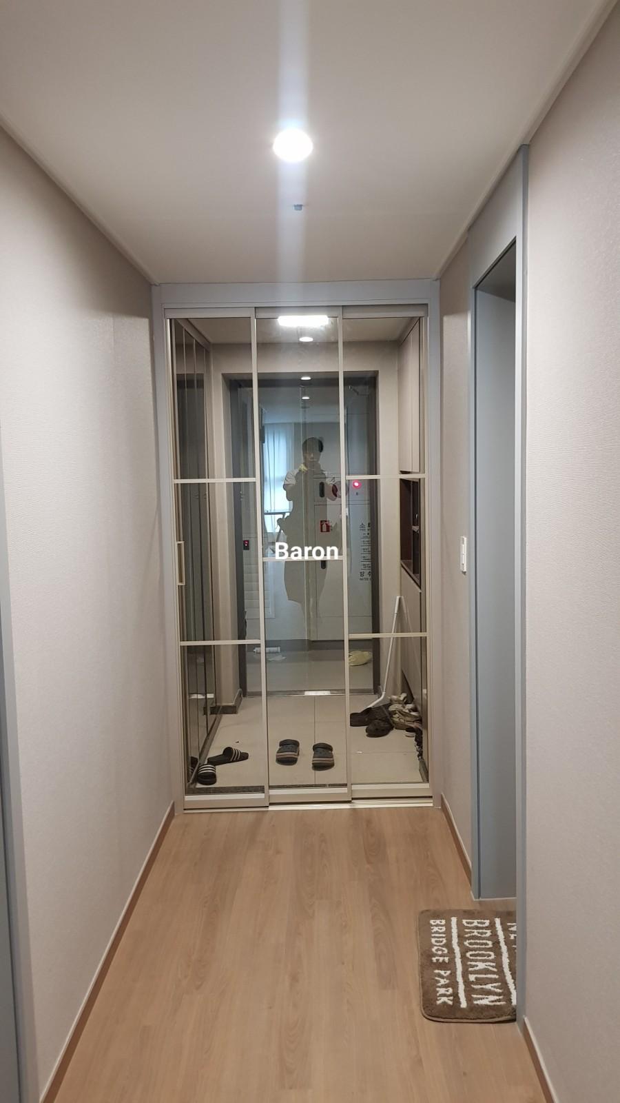 브론즈 유리를 통해 내부가 비치는 복도 쪽 모습