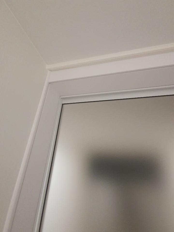 천장과 벽면이 만나는 상부 프레임 구조