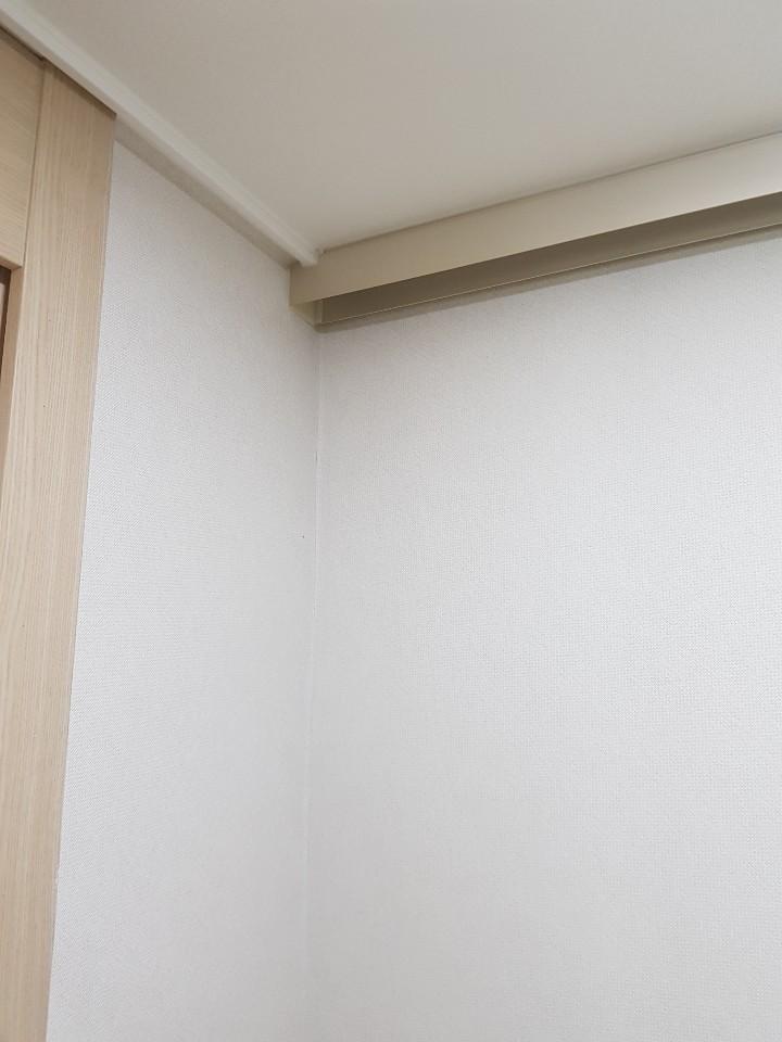 벽지와 천장, 문의 연결 부위를 마감하는 디테일