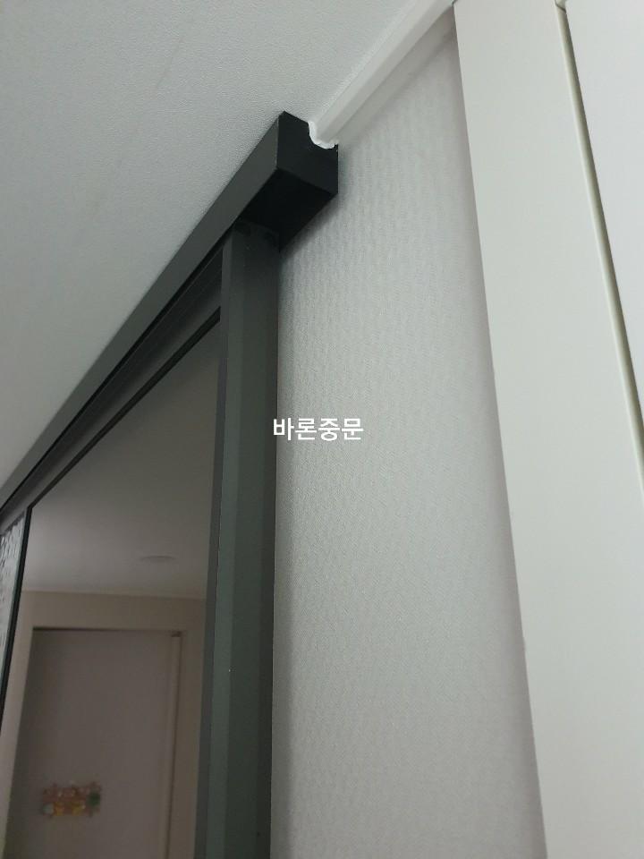 벽지와 프레임이 만나는 지점의 밀착 상태