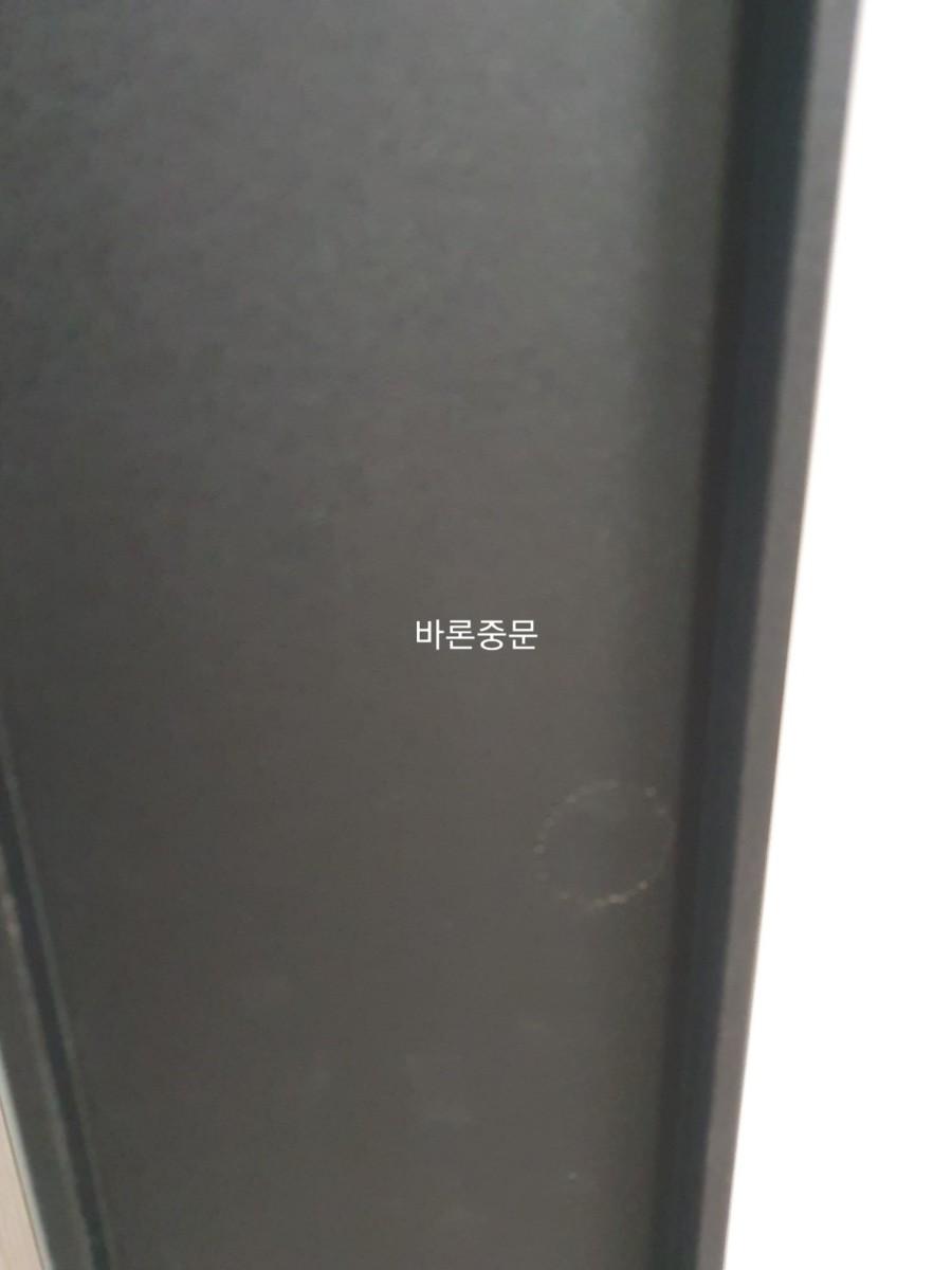 분체도장 마감이 적용된 블랙 프레임 근접샷