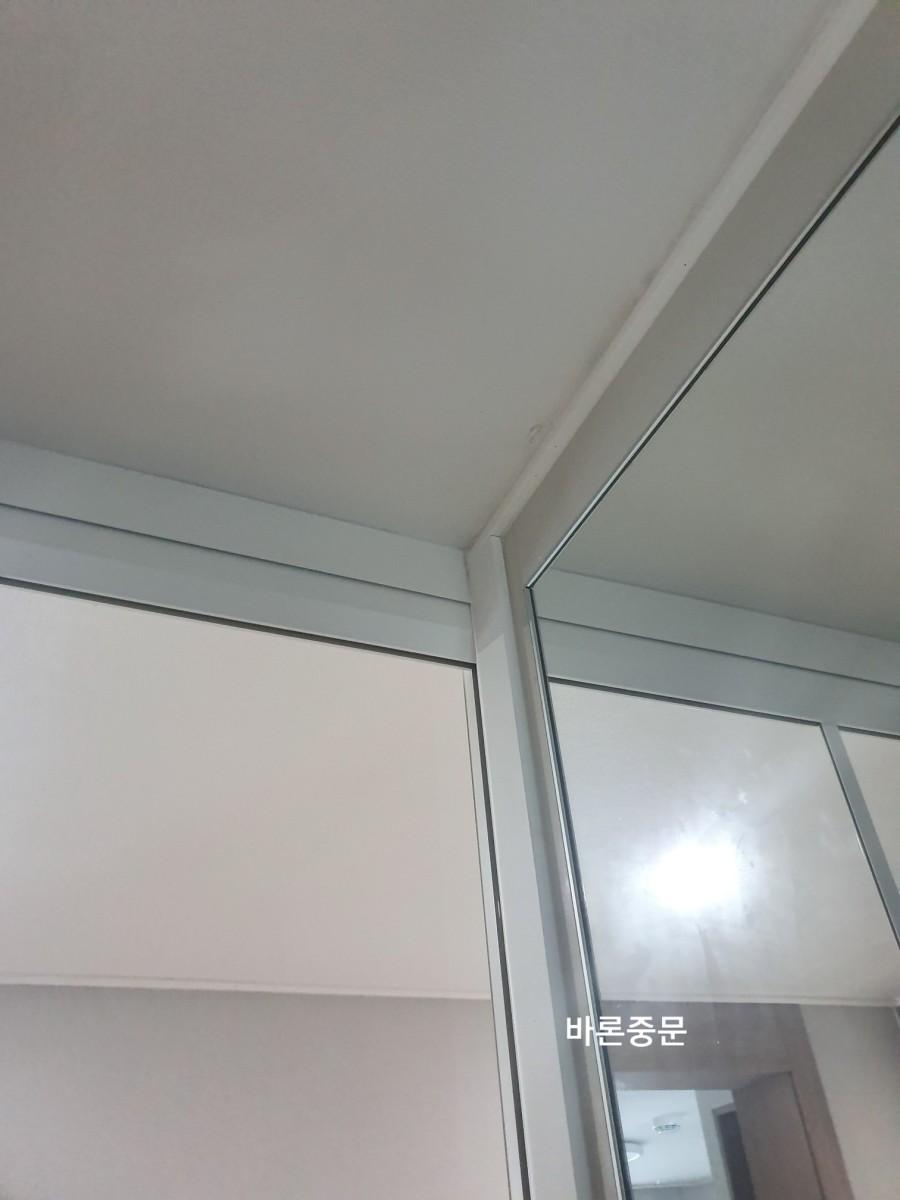 천장 마감과 유리 도어 상단의 접합부