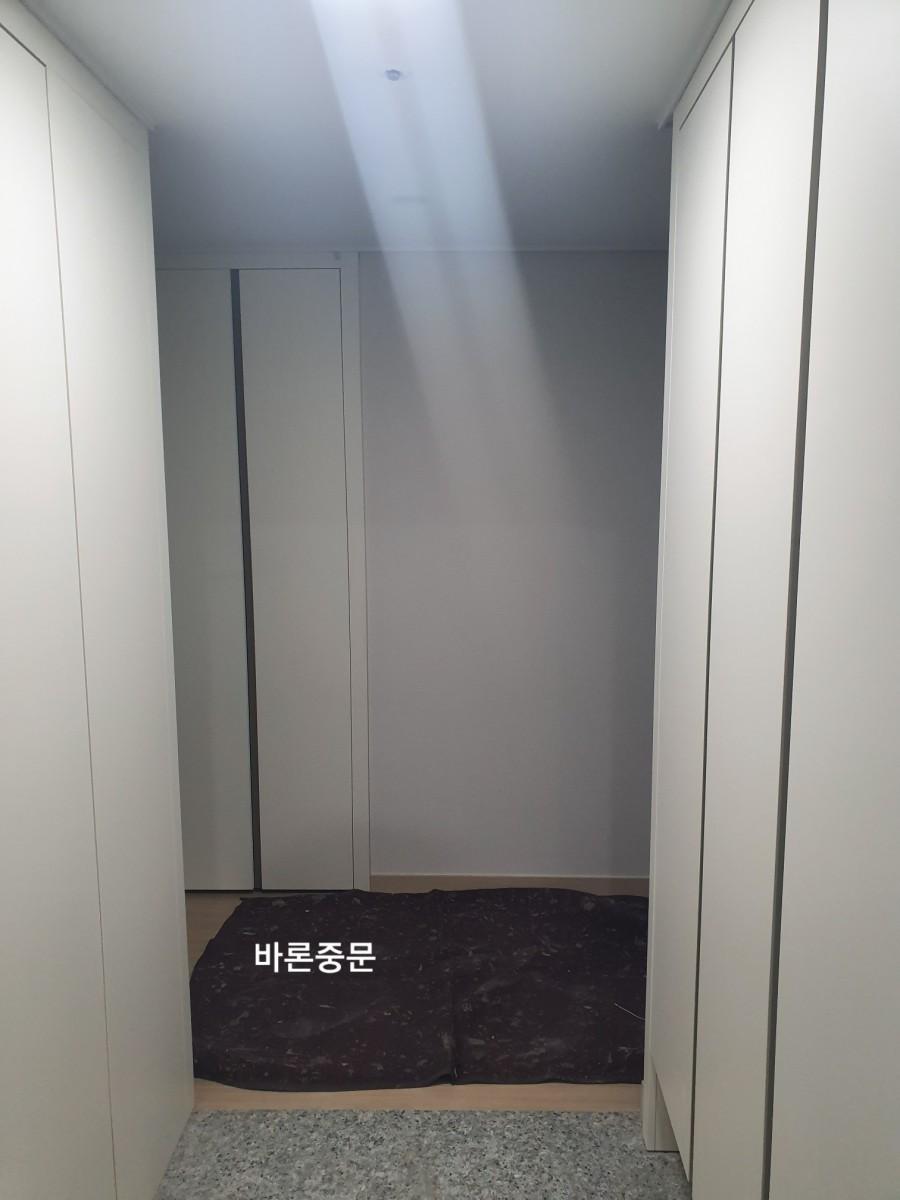 흰색 수납장이 배치된 복도 시공 현장