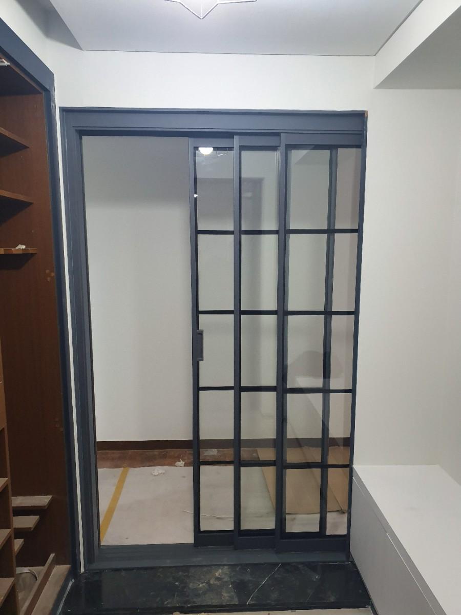 그레이 분체도장 프레임과 인쇄접합유리가 적용된 도어의 모습
