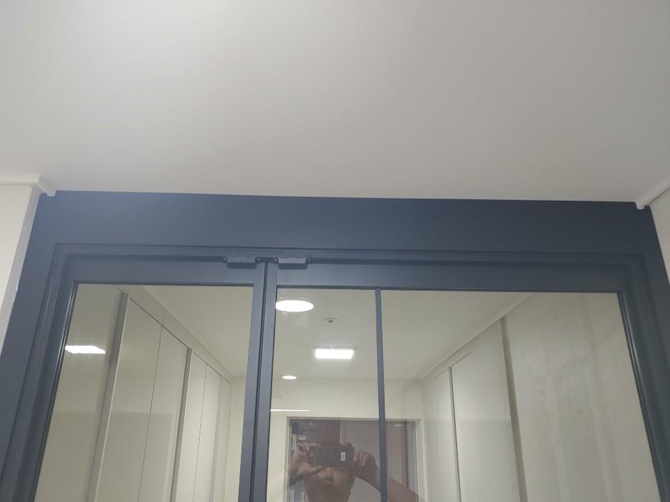 검은색 프레임 도어와 양옆의 흰색 수납장